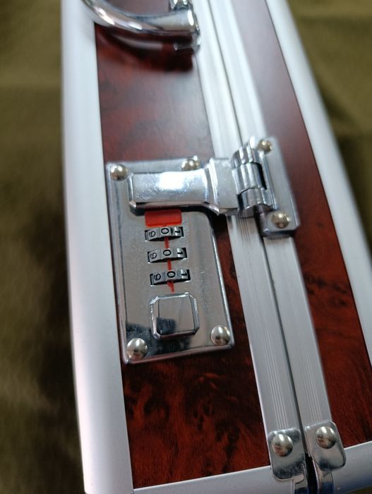 Walizka 44x32cm zamykana