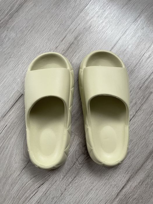 Шльопанці жіночі