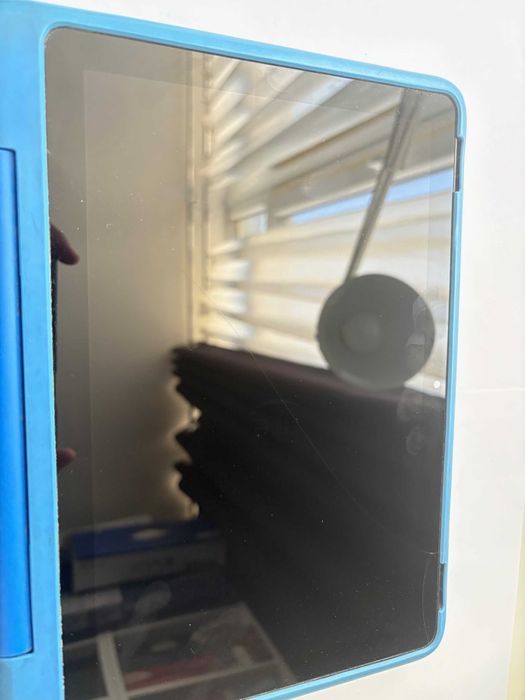 Планшет Amazon Fire HD10 Kids Pro (3gb/32gb) скол на екрані-все працює