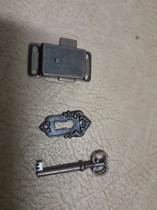 Fechadura de sobrepor para móveis