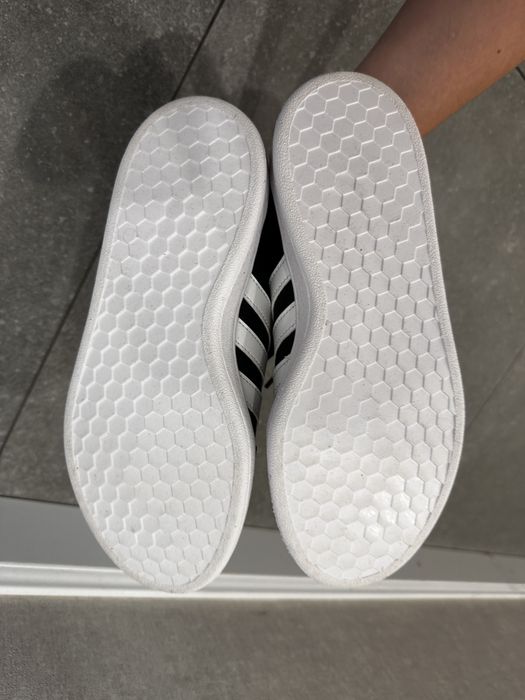 кросівки Adidas 38 розмір шкільні/повсякденні