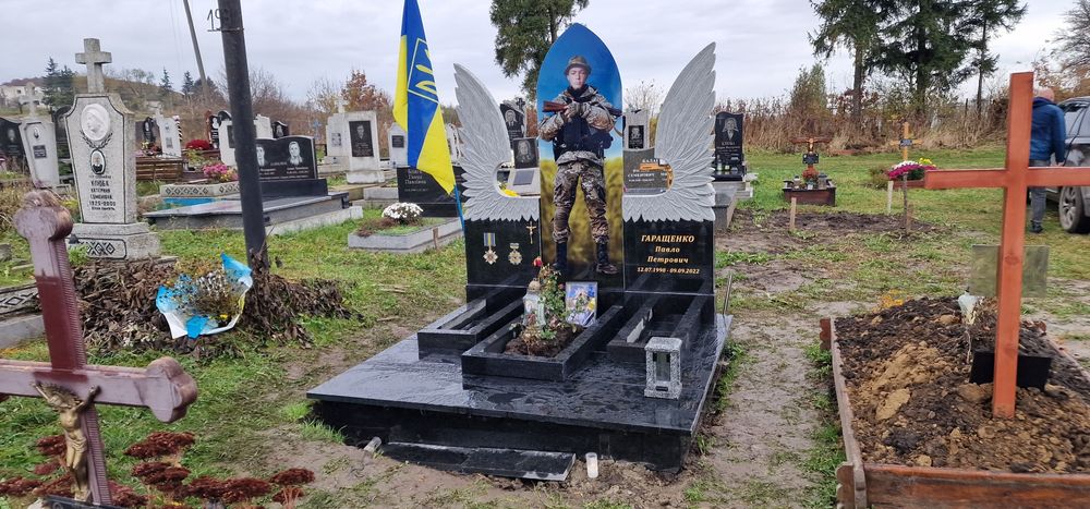 "Пам'ятники для вшанування героїв: індивідуальні рішення для військови