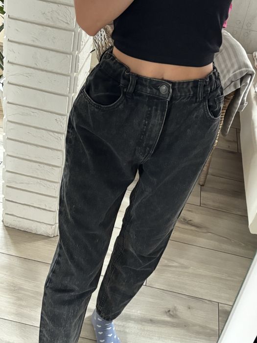 czarne spodnie mom jeans
