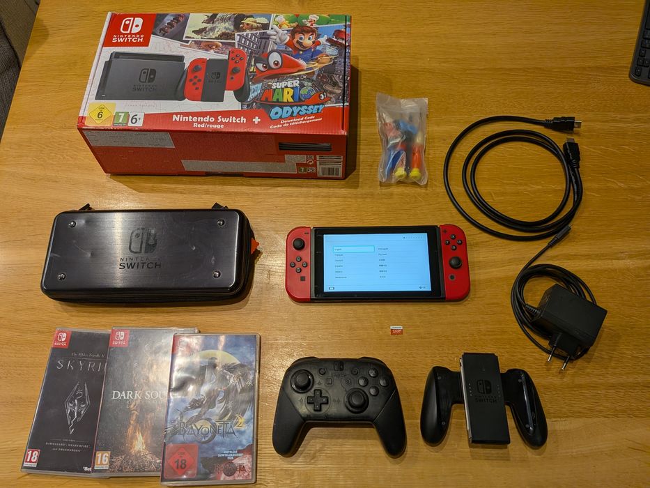 Nintendo Switch + microSD 128GB + Pro kontroler + 3 gry + twardy fute
