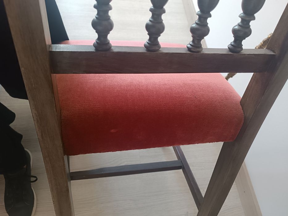 Cadeira antiga em muito bom estado