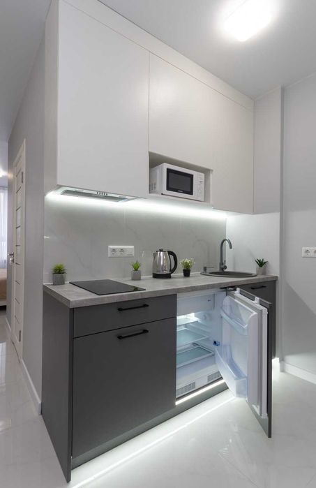 Подобово - студія з ремонтом, у будинку з Генератором, 5 хв. до метро.