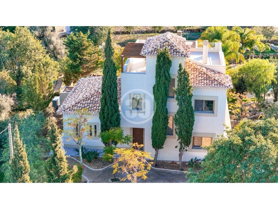 Fantástica propriedade de luxo inserida num generoso lote de terren...