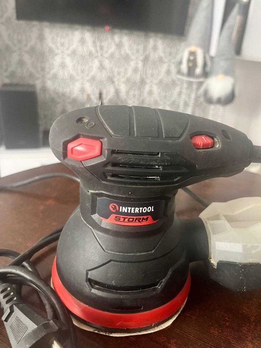 Эксцентриковая шлифмашина Intertool WT-0541 с мощностью 300 Вт и диаметром диска 125 мм.