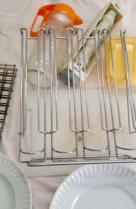 Pratos, jarro, tábua, suporte cafés "Dolce Gusto", outros, tudo por 5€