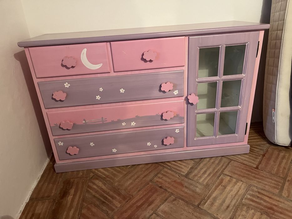 Cómoda pintada á mão