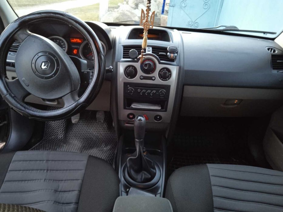 продаю свою машину рено