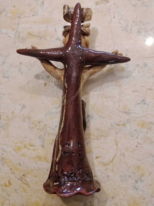 Crucifixo da ceramista Conceição Sapateiro figurado de Barcelos