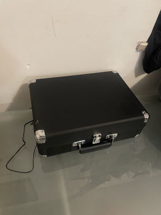 Gira-Discos Portátil + Vinil We Don’t Trust You