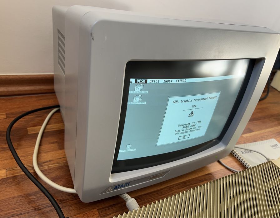 Atari 1040 STF + monitor Atari SM124 & SC1224 + mysz + joystick