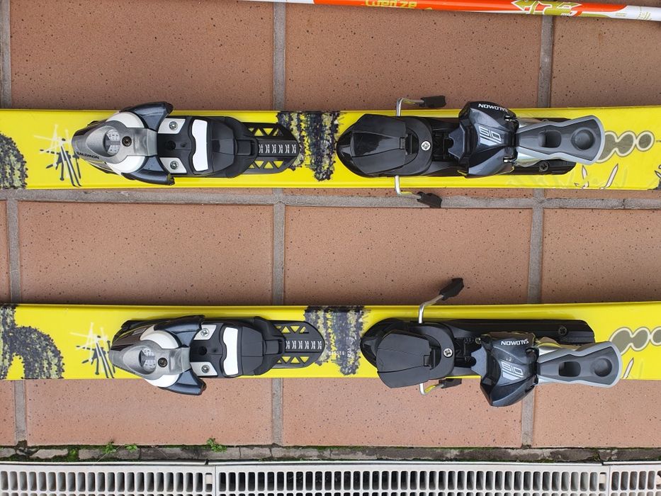 Skis, bastões e saco para transporte