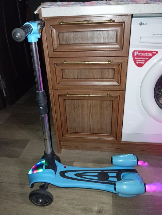 Самокат Scooter с музыкой и турбинами