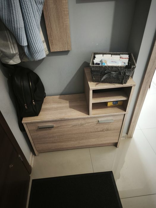 Szafka do korytarza na buty i wisząca na kurtki oraz szafki nocne polecam  :)