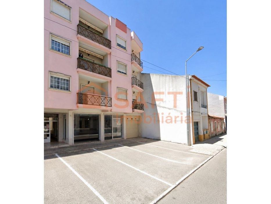 Fantastic 4-Bedroom Apartment in Entroncamento, Just a Few Steps from the Train Station
