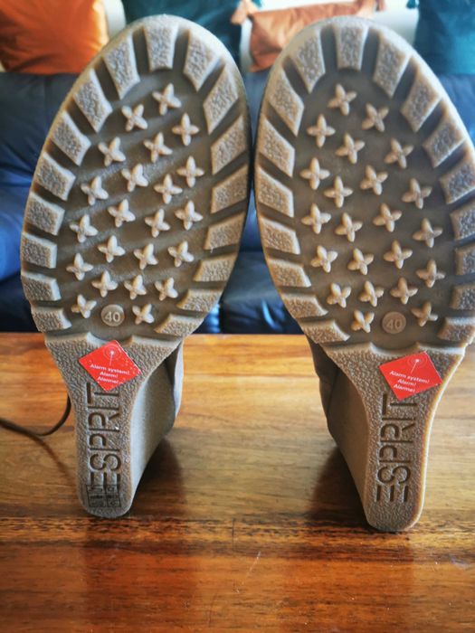 Buty zamszowe ESPRIT rozmiar 40