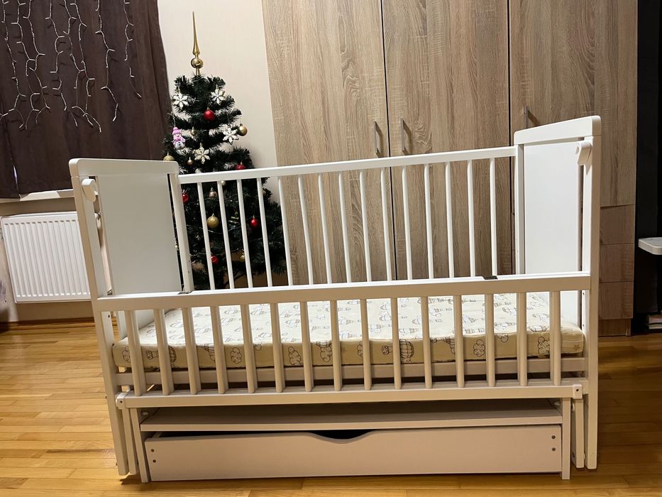 Дитяче ліжко на шарнірах з поличкою