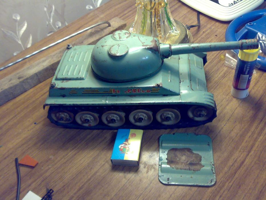 Детские игрушки СССР.танк стальной.большой на батарейках.