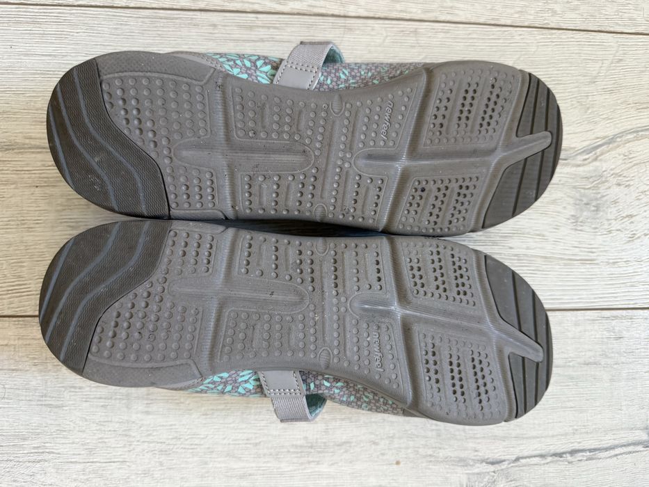 Sapatos cinza novos