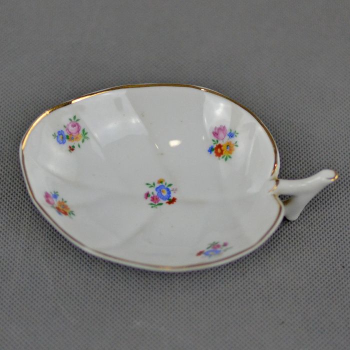 Pequeno prato/covilhete em forma de folha em porcelana da Vista Alegre