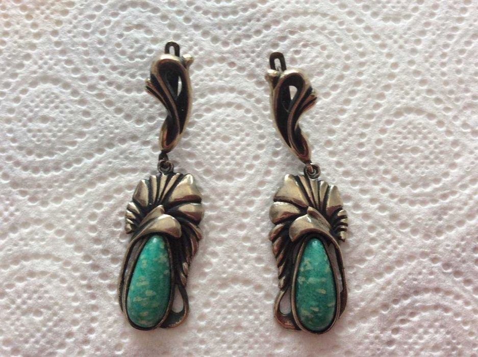 Старинные редкие женские серьги с натуральными камнями.