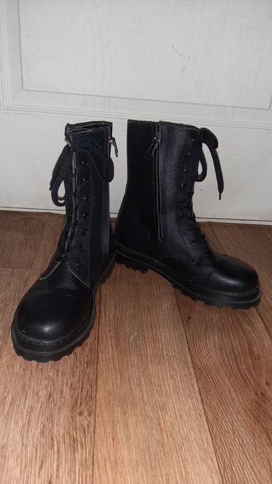 Продам высокие  ботинки