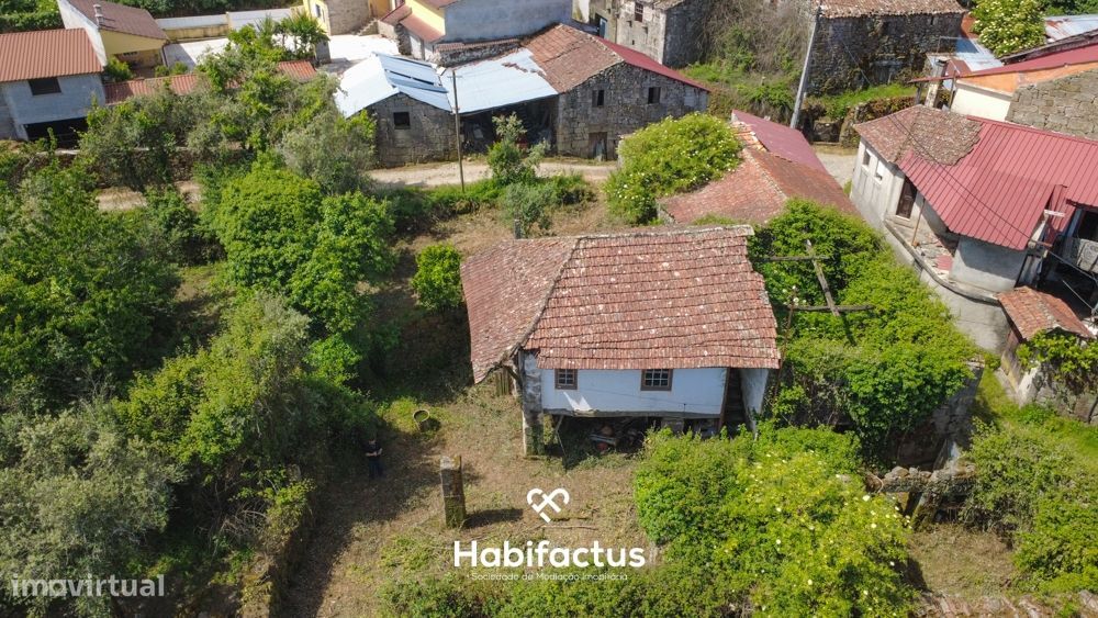 Moradia T4 à venda para reconstruir em Vouzela - Viseu