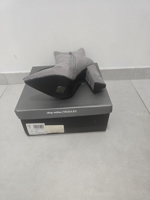 Sprzedam botki  na obcasie