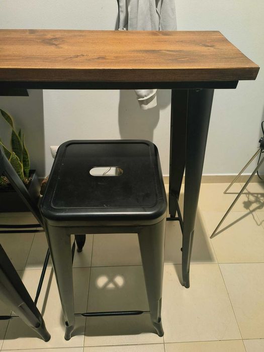 Mesa alta com tampo de de madeira natural e duas cadeiras