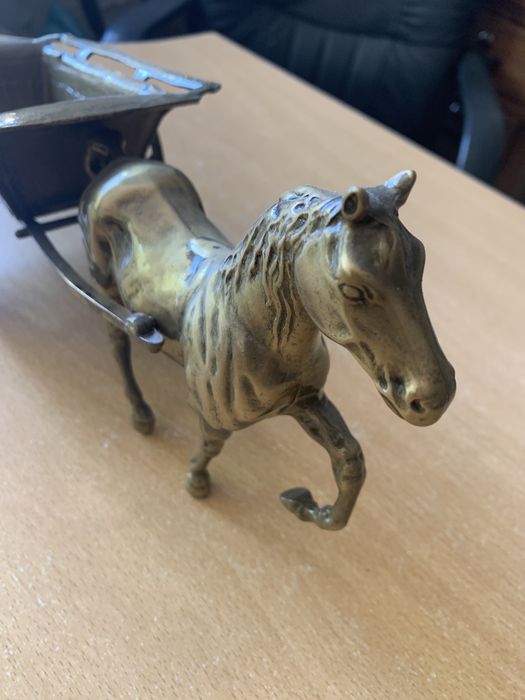 Carroça com cavalo em latão para decoração
