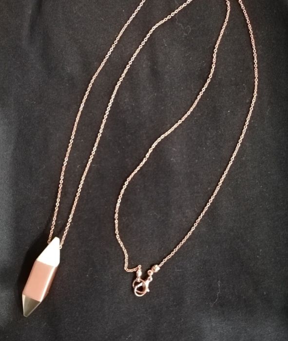 Fio Lanidor dourado com pendente geométrico