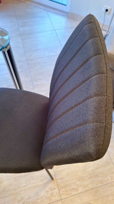 Mesa em vidro + 4 cadeiras estofadas – conjunto completo