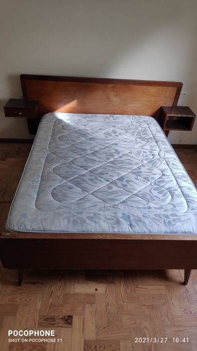 Cama casal com mesas cabeceira incluida. A levantar no local