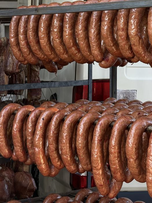 Копченості  ковбаса, шинка, шпондер, підчеревина, сало, ребра