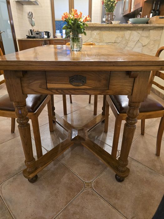 Zabytkowy stół + 4 krzesła