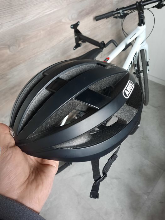 Продам велошолом Abus