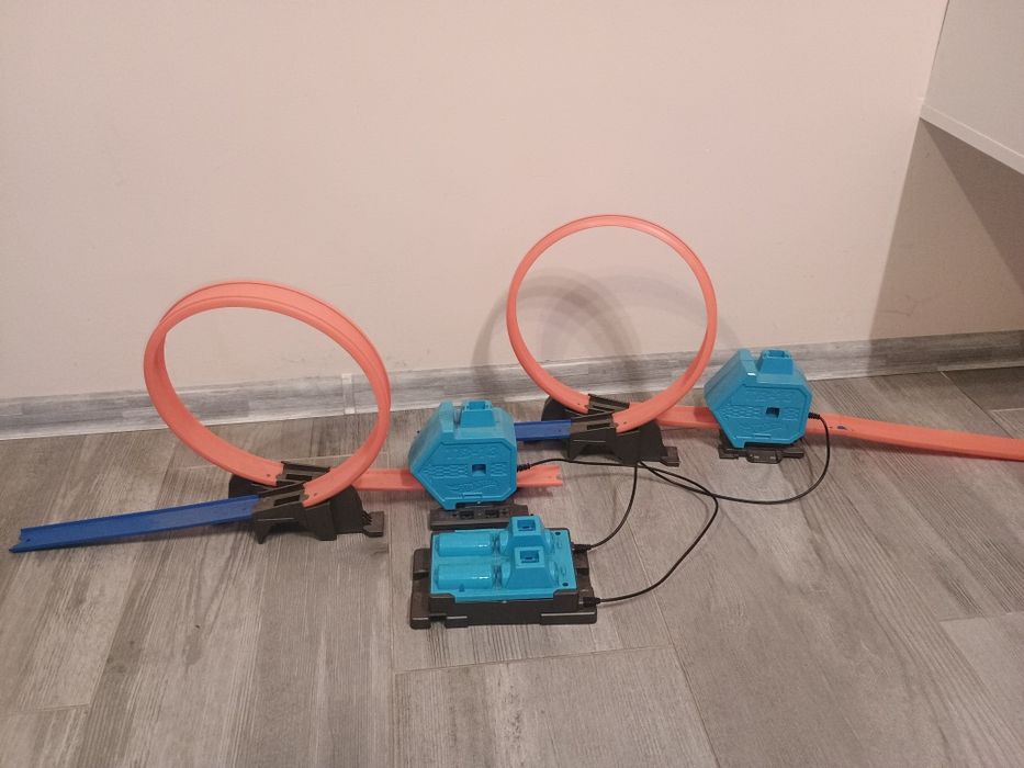 Hot wheels mega zestaw tory garaż pętle boostery samochody autka