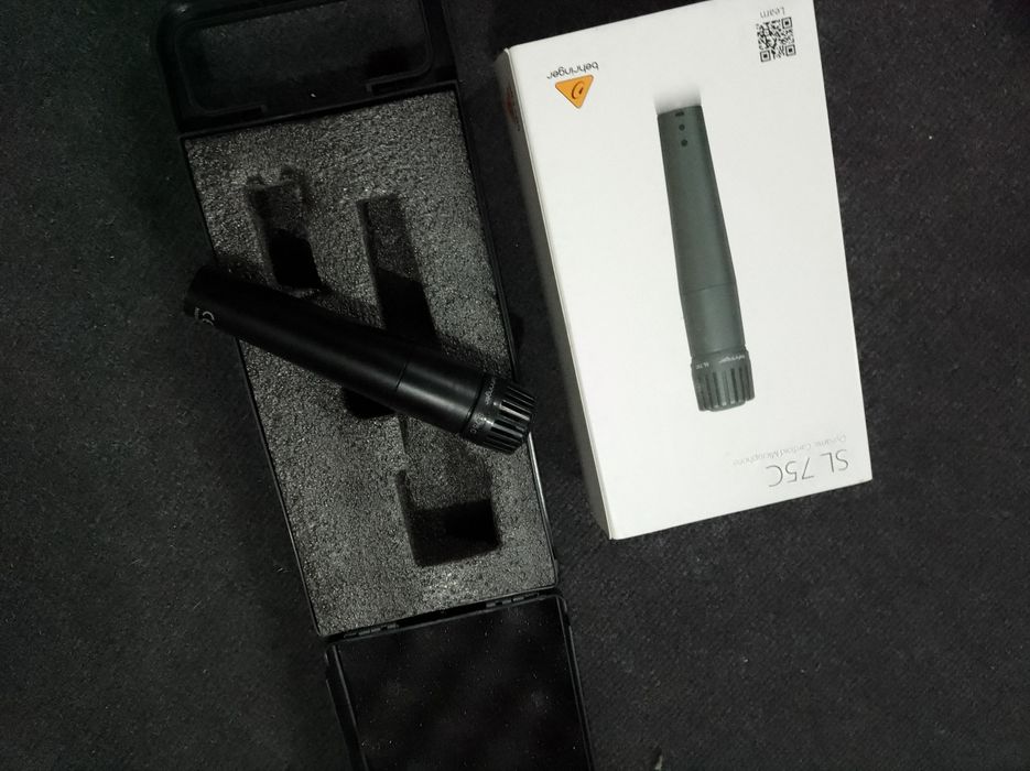 2 Microfones akg e behringer