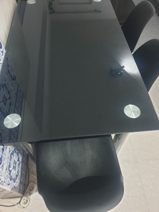 Mesa de jantar sem cadeiras.