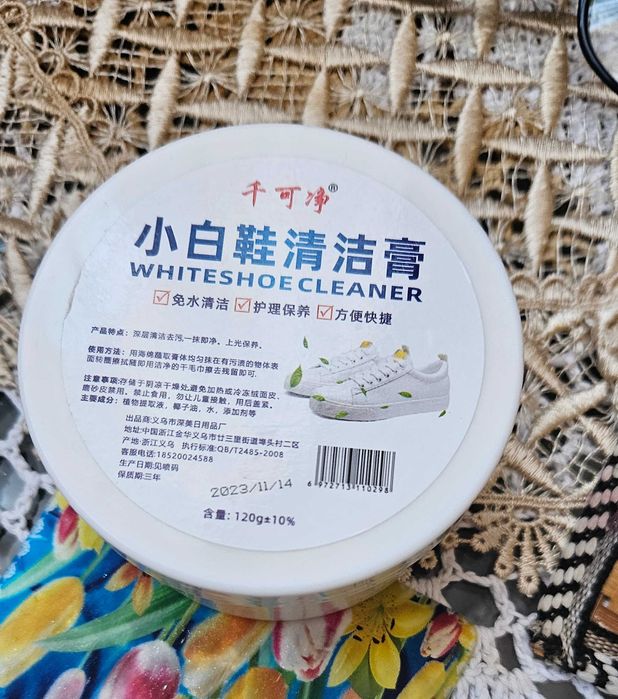 Pasta czyszczącą do bialych butów