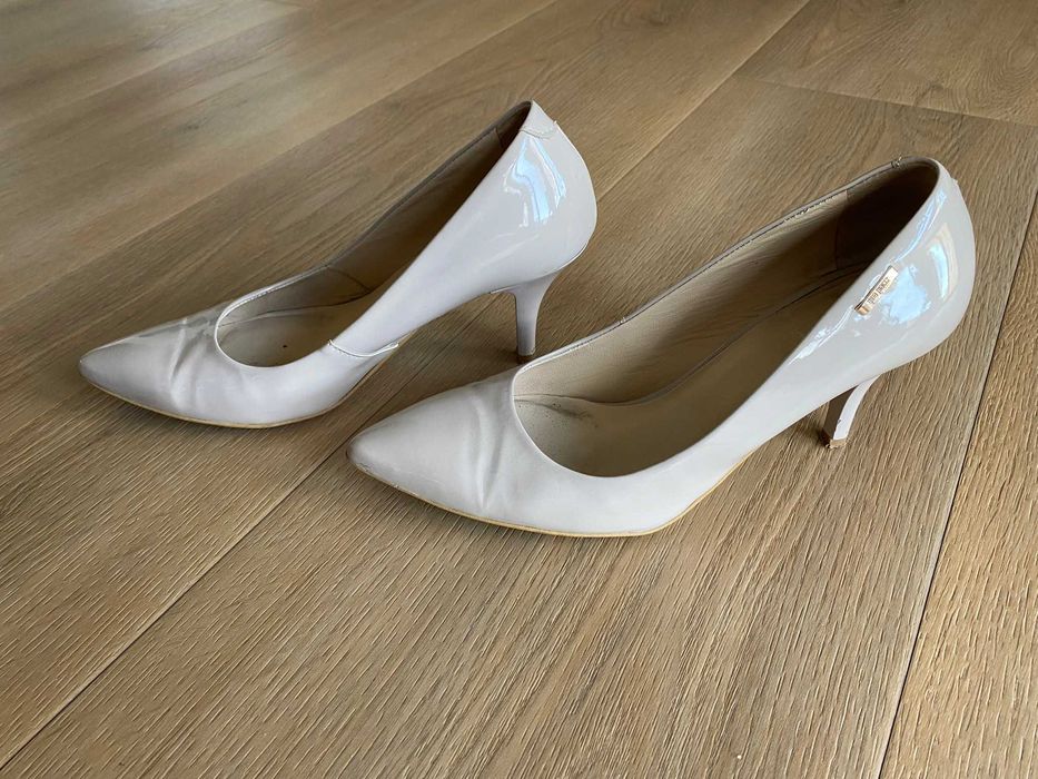 szpilki 36 skóra lakierowana beż obcas 7 cm gina piacci