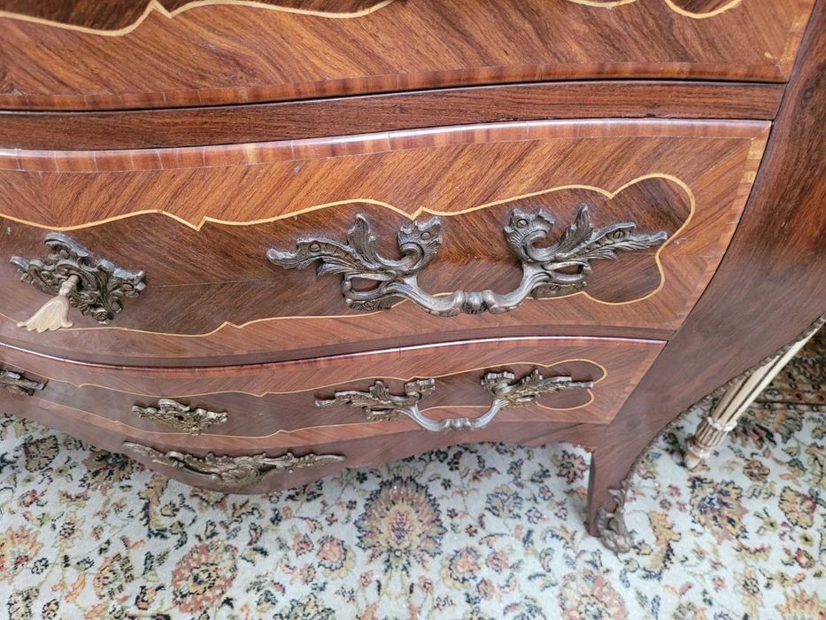 Lindíssima cómoda antiga estilo Luís XV