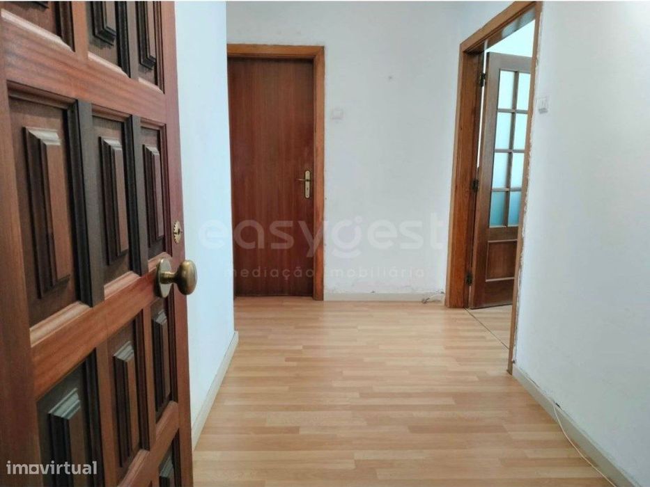 Apartamento central T2 na Moita em bom estado