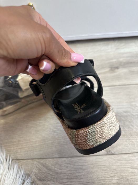 Czarne sandały Chanel na platformie