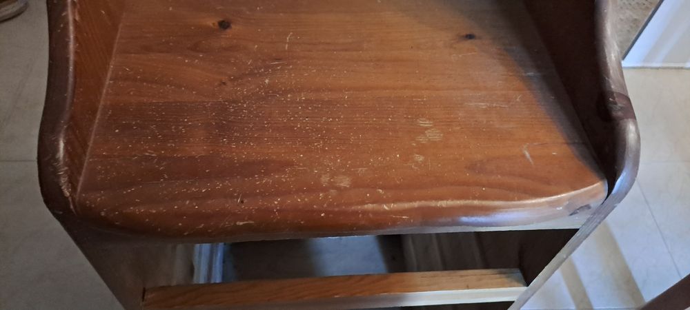 Móvel de madeira sem gavetas.