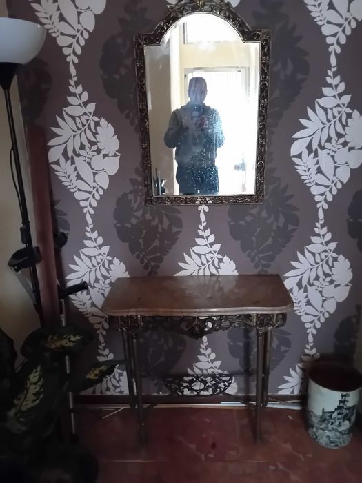 Credencia antiga com espelho em latão fundido e trabalhado com mármore
