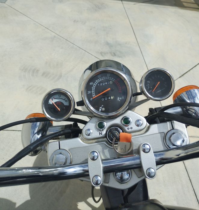 Vendo está mota 125 com casaco e dois capacetes
